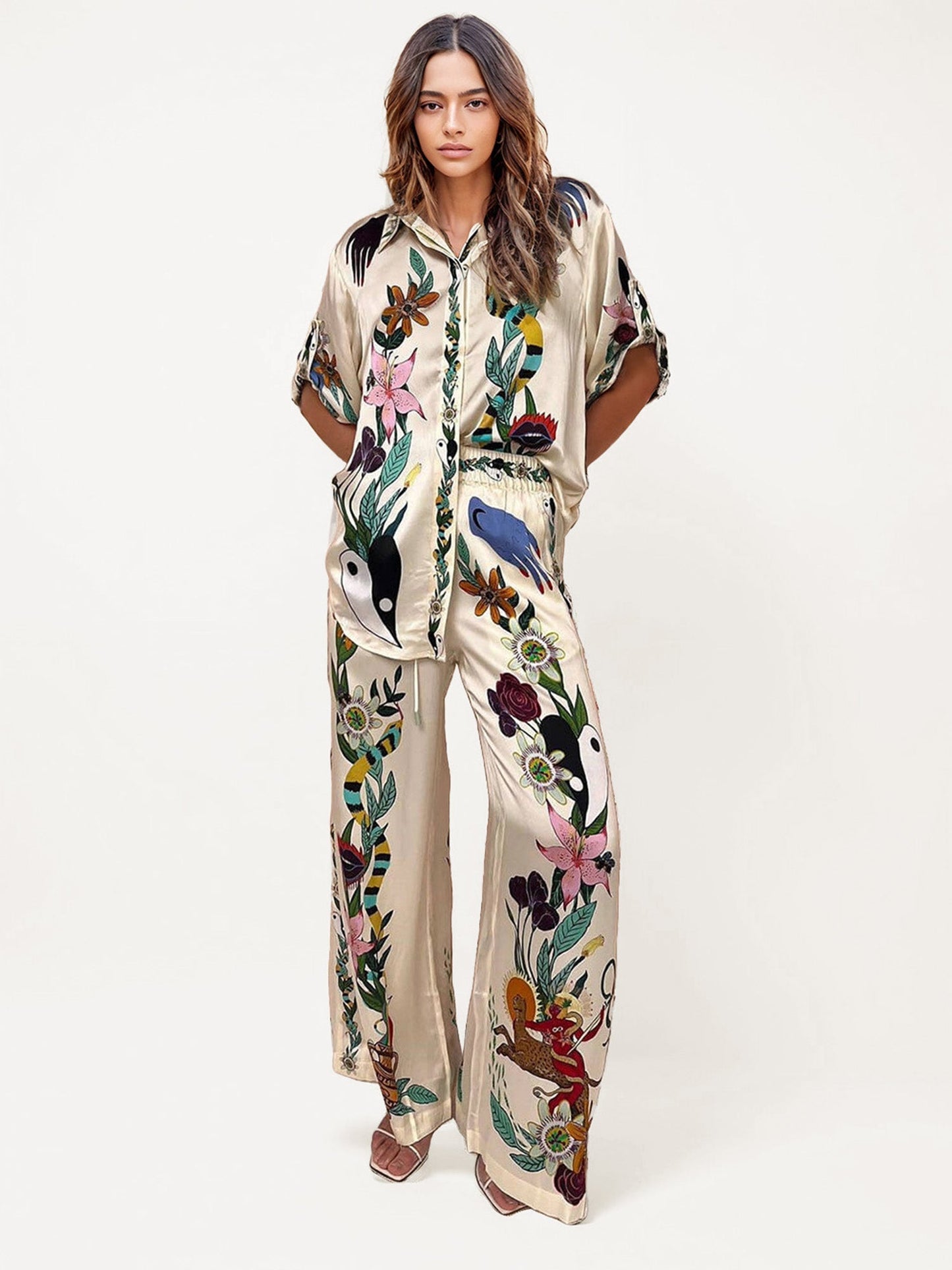 Completo Satinato con Stampa Sofisticata – Camicia Oversize e Pantaloni Coordinati
