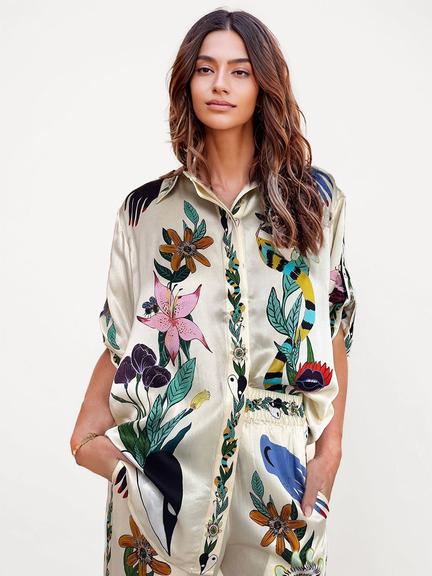 Completo Satinato con Stampa Sofisticata – Camicia Oversize e Pantaloni Coordinati