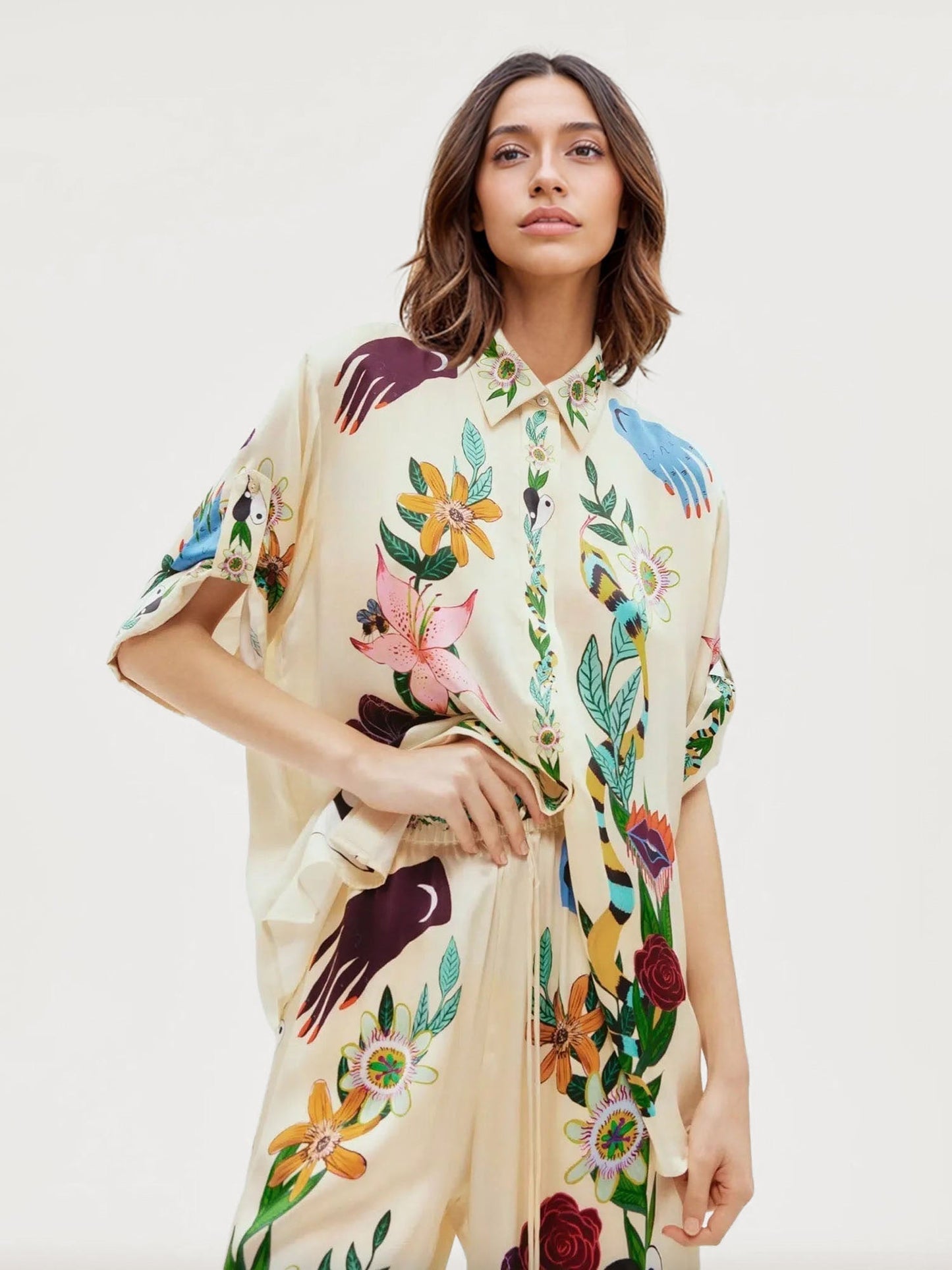 Completo Satinato con Stampa Sofisticata – Camicia Oversize e Pantaloni Coordinati